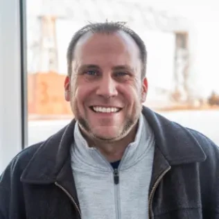 Smiling man pictured beside a customer feedback quote
